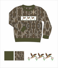 Load image into Gallery viewer, Camo Duck Smock Pullover
